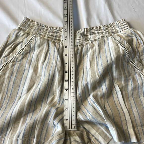 Women’s size medium tan striped Briggs Linen Blend Pull-On Shorts with Pockets - Picture 4 of 8